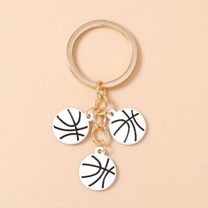 Détail des pendentifs de basket blancs avec anneau doré et chaîne en métal poli
