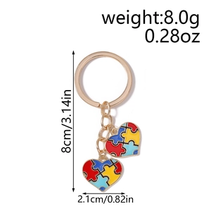 Détail macro du porte-clés puzzle cœur en métal avec mesures et finition émaillée colorée