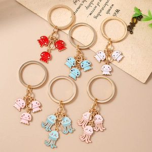 Set di portachiavi a forma di medusa in sei colori smaltati con ganci in metallo dorato