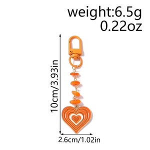 Détail du porte-clés cœur orange avec breloques perlées et dimensions de 10 cm de longueur
