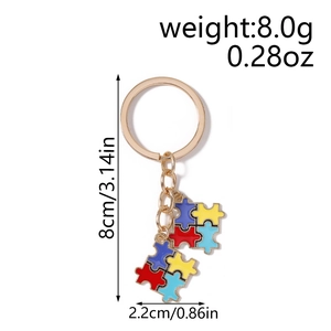 Dimensions détaillées du porte-clés puzzle coeur coloré mesurant 8 cm de long et 8 g