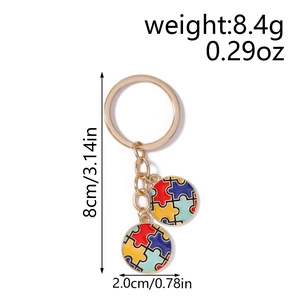 Vue détaillée d'un pendentif puzzle en émail coloré sur un porte-clés en métal doré