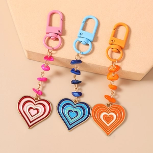 Porte-clés cœur tendance avec perles colorées et pendentifs en émail brillant