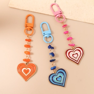 Porte-clés cœur tendance avec pendentifs en émail coloré en orange, bleu et rose vif