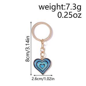 Détail du porte-clés cœur montrant 8 cm de long et un motif en émail bleu dégradé