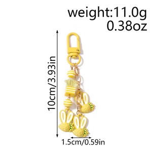 Dettaglio del portachiavi giallo coniglio-fragola, peso 11g e lunghezza di 10cm