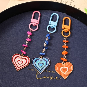Lot de 3 porte-clés en forme de cœur avec perles en pierre et pendentifs émaillés