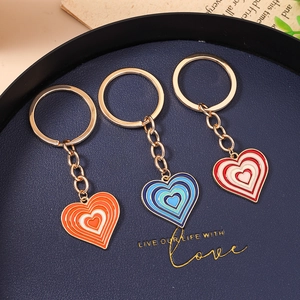 Porte-clés cœur en émail à la mode en orange, bleu et rouge avec anneau doré