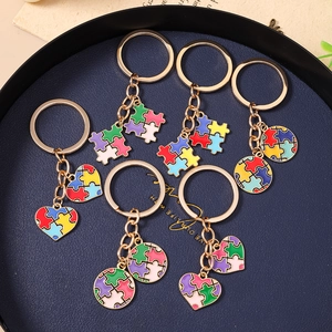 Porte-clés puzzle cœur coloré en émail doré pour la sensibilisation à l'autisme