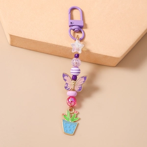 Porte-clés perlé détaillé avec charme papillon violet et pendentif cactus rose