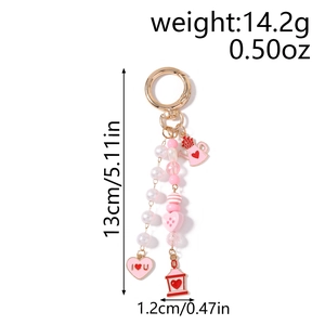 Detailansicht der rosa Perlenkette mit I Love You Herz und kleinem Hausanhänger