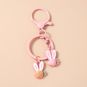 Detail von rosa Erdbeer- und orangefarbenen Ananas-Hasen-Anhängern mit passendem Karabiner