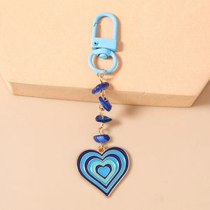 Détail du porte-clés cœur bleu avec perles de turquoise et fermoir mousqueton