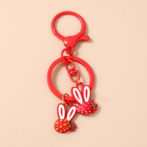Detailaufnahme roter Schlüsselanhänger mit Hasen-Obst-Motiven und Karabinerverschluss