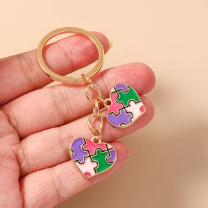 Détail du porte-clés puzzle cœur coloré avec remplissage émaillé sur un anneau doré
