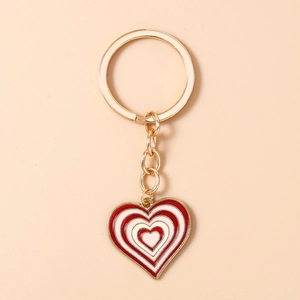 Détail d'un porte-clés cœur avec anneau doré et pendentif émaillé rose et rouge