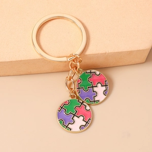 Détail de porte-clés puzzle cœur géométrique créatif avec incrustation d'émail coloré doré