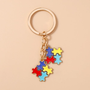 Détail macro du porte-clés cœur puzzle doré avec finition émaillée colorée vibrante