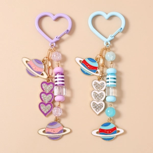Porte-clés Perlé Cœur Planète à la Mode pour Femmes Doux Pendentif Saturne en Émail Cœur en Strass Bijou de Sac Accessoire Porte-clés