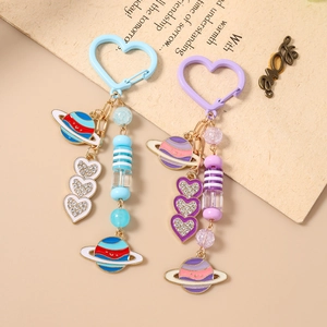 Porte-clés perlés planète cœur tendance en bleu et violet avec pendentifs émaillés