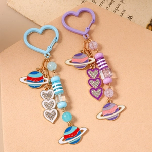 Porte-clés à la mode avec perles en cœur, pendentifs planète et mousquetons en forme de cœur