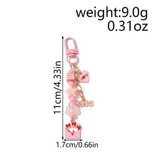 Rosa Perlen Schlüsselanhänger mit Herzbrief Anhänger und Maßen von 11cm mal 1,7cm