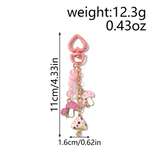 Porte-clés champignon rose avec fermoir cœur et perles montrant les dimensions