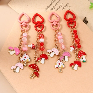 Porte-clés champignons à la mode avec fermoirs en cœur en tons rose et rouge perlé