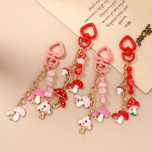 Lot de porte-clés champignons chic avec fermoirs coeur et perles colorées en rouge et rose