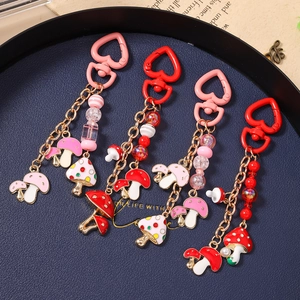 Porte-clés champignon tendance avec clips en cœur dorés et breloques en émail coloré