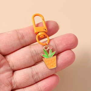 Nahaufnahme eines Kaktus-Schlüsselanhängers mit orangefarbenem Topf und Metall-D-Ring