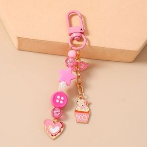Details des rosa Perlen-Schlüsselanhängers mit Kiss Me-Lippen und Herz-Cupcake