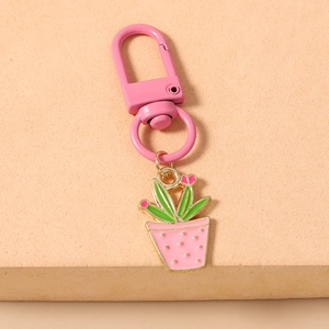 Detailansicht eines Kaktus-Schlüsselanhängers in Pink und Grün mit Metall-Finish