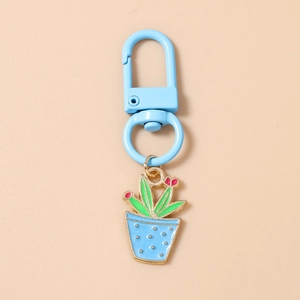 Detail eines süßen Kaktus-Schlüsselanhängers mit blauem Punkt-Topf und Metallverschluss