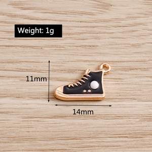 Vue détaillée du mini pendentif basket avec dimensions de 11 mm par 14 mm indiquées
