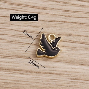 Dettaglio del ciondolo a forma di uccello smaltato con bordi dorati e misure 11x13mm