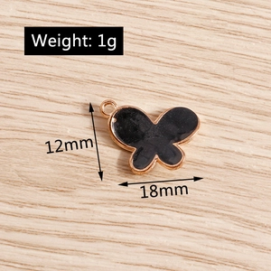 Dettaglio del ciondolo a farfalla 18x12mm con smalto nero e placcatura in lega d'oro