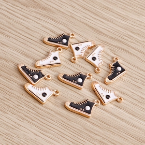 Pendentifs de baskets en émail noir et blanc avec finition dorée pour la création de bijoux