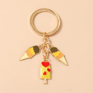 Détail de porte-clés doré avec pendentifs de glace et esquimau à motifs de cœur