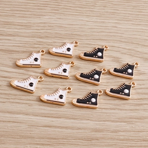 Lot de 10 breloques en émail forme baskets noir et blanc pour création de bijoux DIY