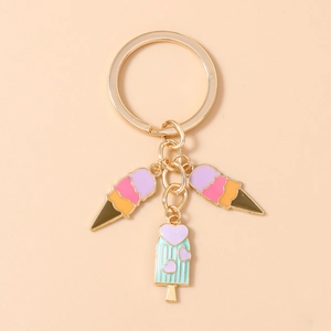 Détail du porte-clés en émail avec boules de glace colorées et pendentif glace à cœur