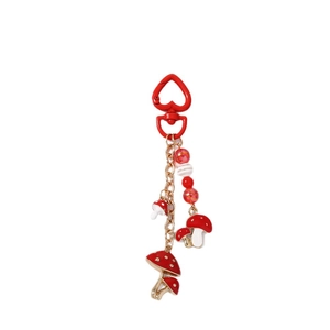 Porte-clés style forêt avec fermoir coeur et pendentifs champignons perlés rouges