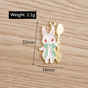 Detailansicht eines 32mm Hasen-Anhängers mit goldenem Löffel für DIY-Schmuckherstellung