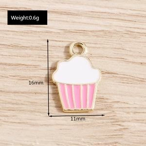 Détail d'un pendentif cupcake rose et blanc avec anneau doré pour bijoux artisanaux