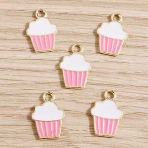 Vue à plat de breloques cupcake en émail rose avec placage doré pour bijoux DIY