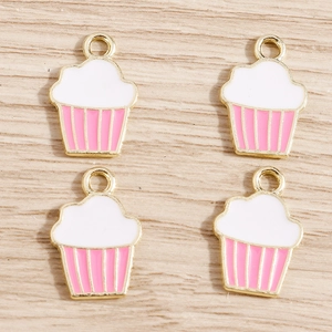 Gros plan de quatre breloques cupcake en émail rose et blanc avec cadres dorés
