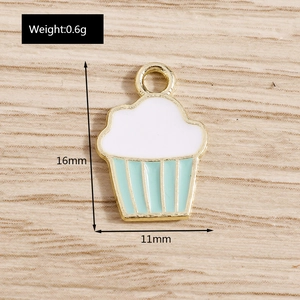 Détail du pendentif cupcake menthe et blanc avec dimensions de 16 mm de haut et 11 mm de large