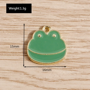 Détail montrant les dimensions 16mm x 15mm et le poids du pendentif grenouille verte