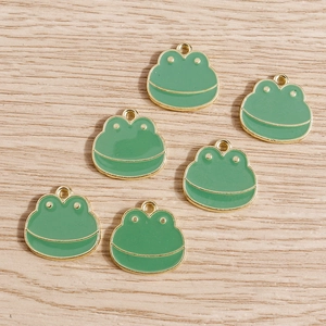 Détail de jolis pendentifs grenouille en émail vert avec breloques en alliage doré pour DIY