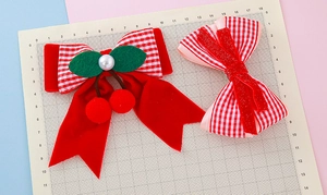 Détail de pinces à cheveux en velours rouge et carreaux faits main avec cerise et perles